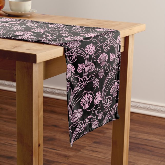 Chemin De Table Long Motif floral rétro rose sur fond noir (In Situ)