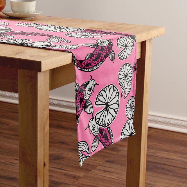 Chemin De Table Long Motif folklorique de carpe rose indigo japonais (In Situ)