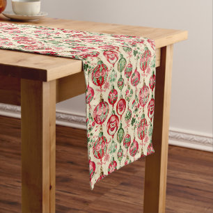 Chemin De Table Long Ornements Vintages rouges et verts intemporels