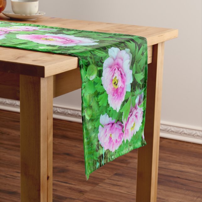 Chemin De Table Long Pivoines arbustives roses élégantes avec centre ja (In Situ)