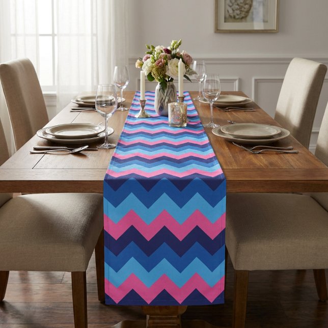 Chemin De Table Long Tapis de table grand motif chevron bleu rose Cool  (Cool Blue Pink Chevron Pattern Large Table Runner covering a table in a dining room.)