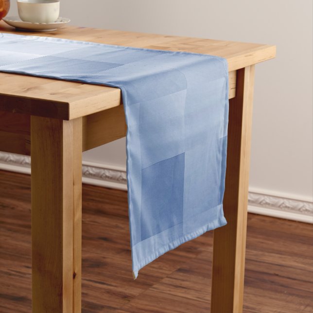 Chemin De Table Long Tons bleus rêveurs dans un motif carré (In Situ)