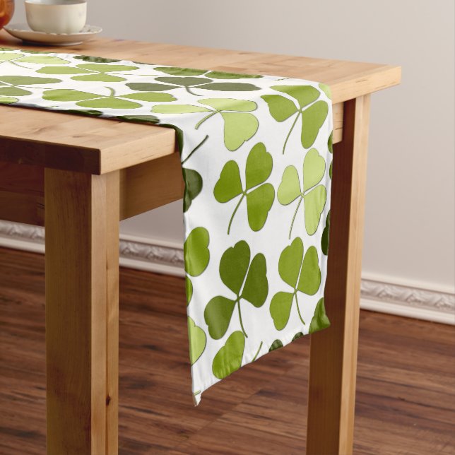 Chemin De Table Long Trèfle vert dans une variété de nuances (In Situ)