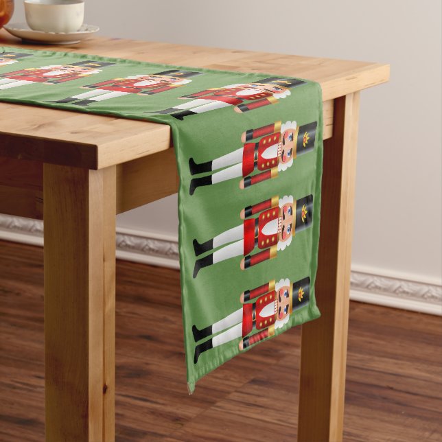 Chemin De Table Moyen Arrière - plan vert des noix rouges et blanches (In Situ)