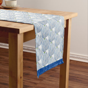 Chemin De Table Moyen Bâtons à mâchoires bleues sur un coureur de table