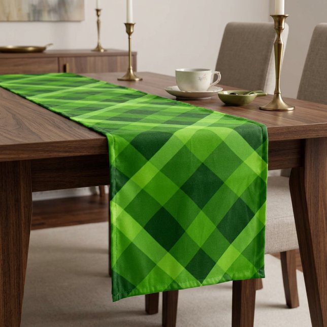 Chemin De Table Moyen Belle nappe de table verte à carreaux moyenne (Beautiful Tree Green Plaid Medium Table Runner draped over a table in a dining room.)