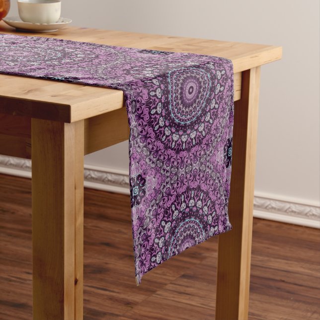 Chemin De Table Moyen Conception de motif mandala violet et lavande (In Situ)