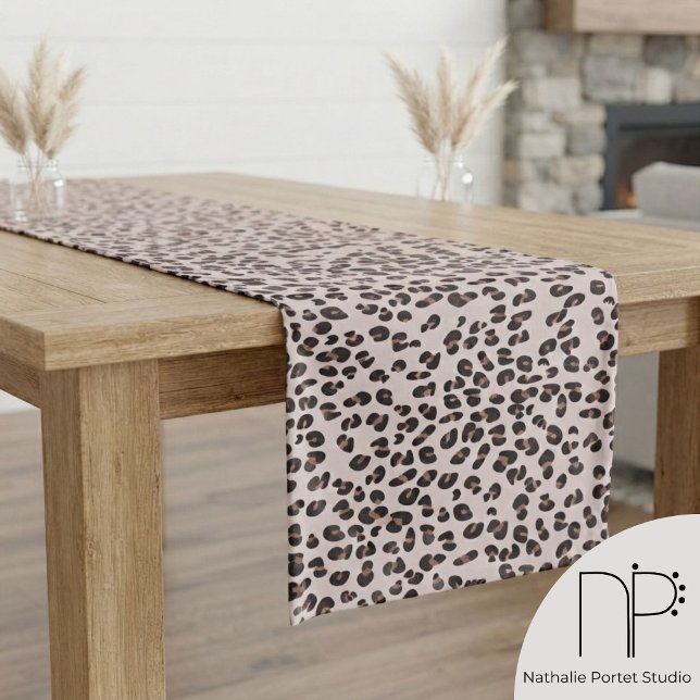 Chemin De Table Moyen Impression léopard dessinée à la main rose (Trendy leopard print table runner for fashion girl party with hand-drawn spots on pastel pink)
