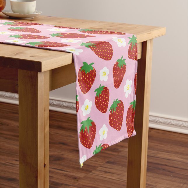 Chemin De Table Moyen Joli motif de fraise sur fond rose (In Situ)