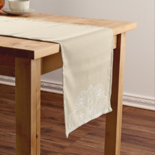 Chemin De Table Moyen Mandala blanc exotique sur Arrière - plan beige