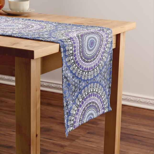 Chemin De Table Moyen Motif circulaire géométrique Mandala bleu et viole (In Situ)