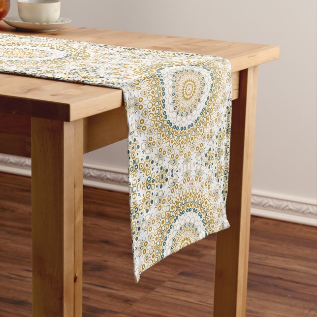 Chemin De Table Moyen Motif de mandala géométrique doré et vert (In Situ)