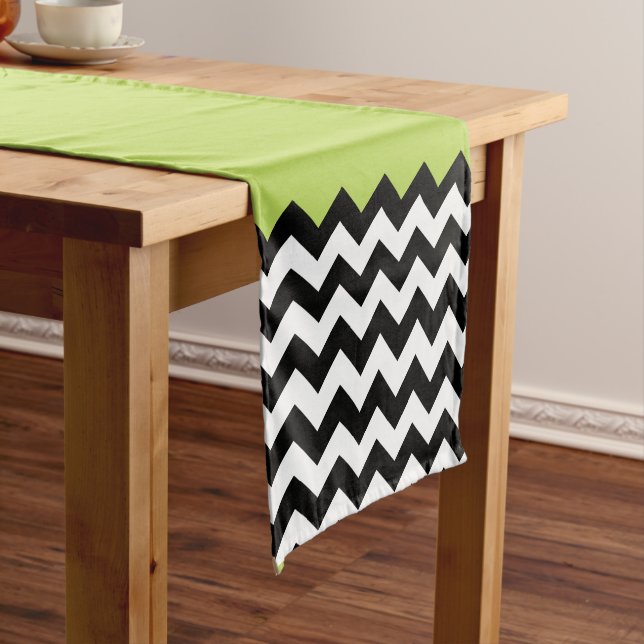 Chemin De Table Moyen Motif Zigzag noir et blanc, Chevron, Vert (In Situ)