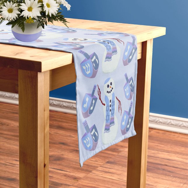 Chemin De Table Moyen Snowman Dreidels Juif Holiday Blue Hanoukka (The overall pattern of snowmen and dreidels on this Hanukkah tablerunner will transform any table )