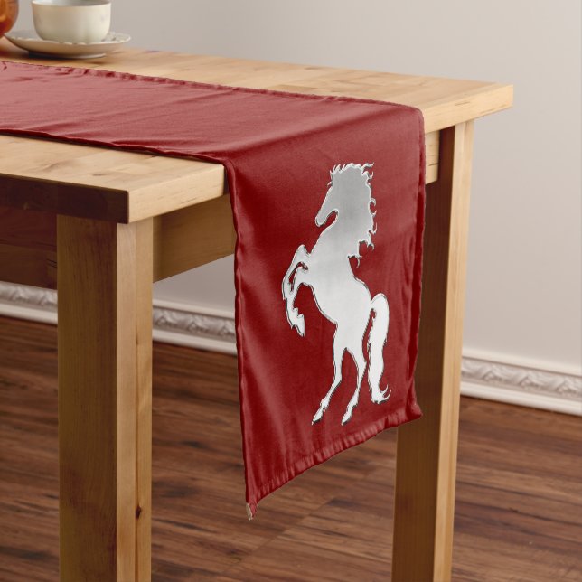 Chemin De Table Moyen Stallion en argent sur rouge (In Situ)