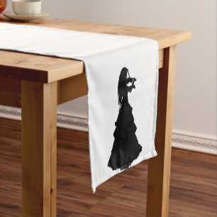 Chemin De Table Moyen Une fille tzigane joue du violon