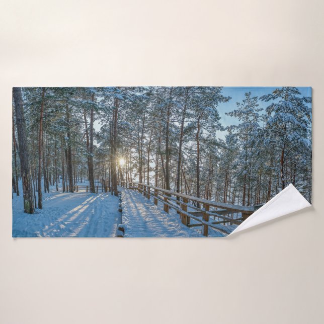 Chemin en bois sur la forêt d'hiver enneigée (Serviette de bain)