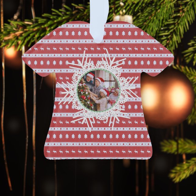 Chemise acrylique rouge chic de Noël (An Ugly Christmas Chic red-based Acrylic Shirt Ornament on the Christmas tree. )