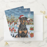 Chemise Dossier Doberman Winter Wonderland Christmas Joy<br><div class="desc">Ce design festif reflète l'esprit joyeux de la période des fêtes, avec un adorable petit portant un chapeau de Père Noël. Le chien est niché dans un pays des merveilles hivernales, avec un bonhomme de neige, un sapin de Noël décoré et des cadeaux joliment emballés. Les flocons de neige tombent...</div>
