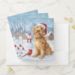 Chemise Dossier Goldendoodle Winter Wonderland Christmas Joy<br><div class="desc">Ce design festif reflète l'esprit joyeux de la période des fêtes, avec un adorable petit portant un chapeau de Père Noël. Le chien est niché dans un pays des merveilles hivernales, avec un bonhomme de neige, un sapin de Noël décoré et des cadeaux joliment emballés. Les flocons de neige tombent...</div>