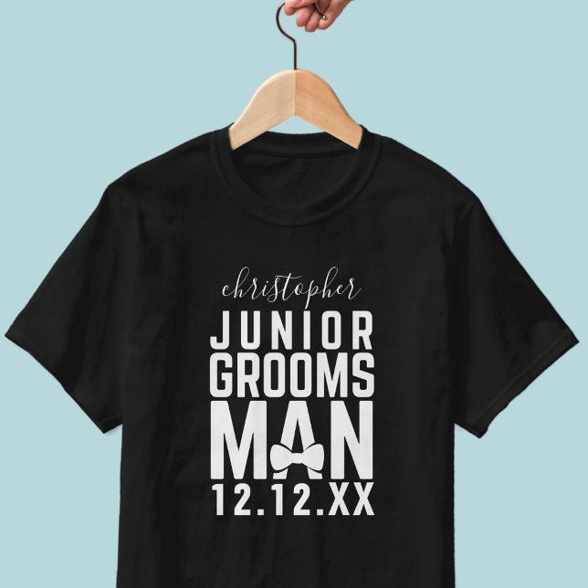Chemise T-shirt de mariage pour jeune garçon d'hon (Add your Junior Groomsman's name and your wedding date to this black and white bridal party t-shirt)