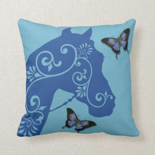 Cheval avec des remous dans le coussin bleu