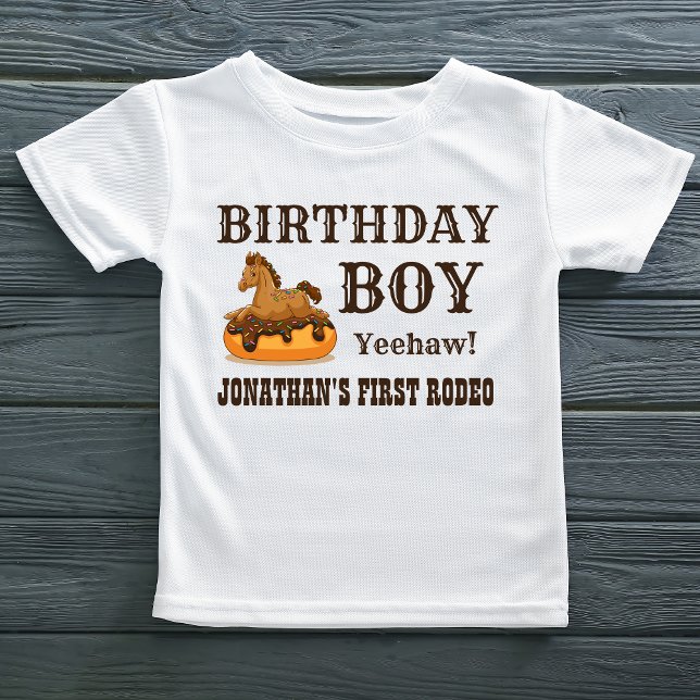 Cheval bébé d'anniversaire sur un T-shirt Donut (Birthday Boy shirt with Name, Baby Horse on a donut)