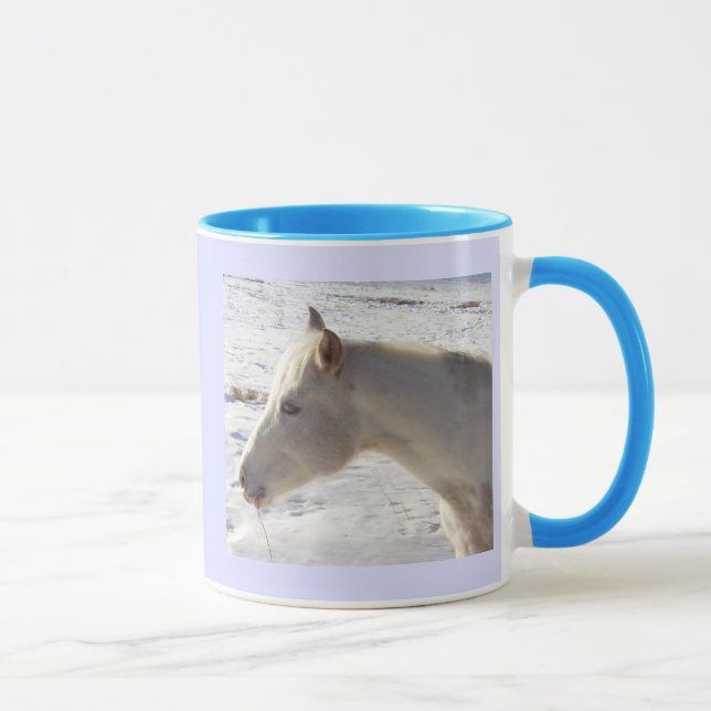 Cheval blanc dans une tasse de neige (Droite)