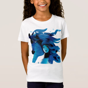 Cheval bleu et un T-shirt des filles de fille