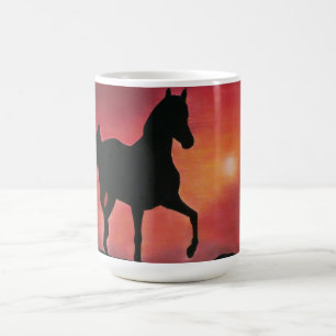Cheval caracolant de tasse dans le coucher du