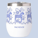 Cheval de Dala suédois personnalisé<br><div class="desc">Un traditionnel Dala Horse de Suède en bleu indigo et blanc. Peinture folklorique scandinave en Aquarelle. Art original de Nic Squirrell. Supprimez ou modifiez le nom pour customiser.</div>