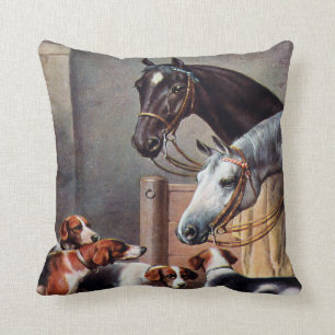 Cheval et chiens dans un coussin stable