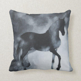 Cheval "fantôme" en brume. Coussin