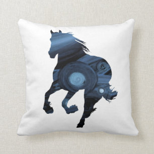 Cheval sauvage dans le coussin bleu de jet
