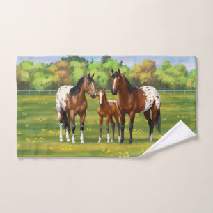Chevaux Appaloosa De Baie Brown En Pâturage D'Été