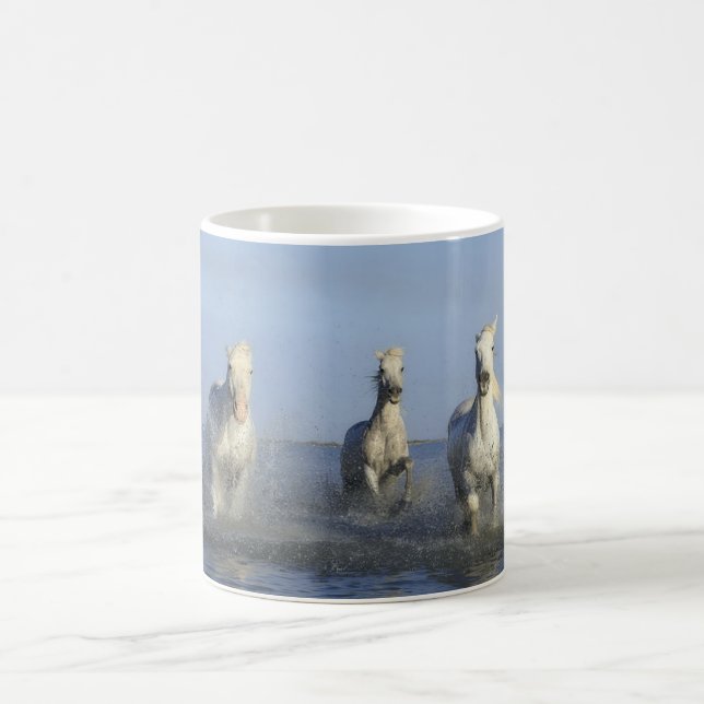 Chevaux blancs à la plage avec Mug de café océaniq (Centre)