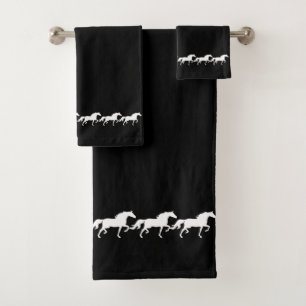 Chevaux Blancs Élégants et Élégants sur Fond Noir