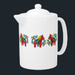 Chevaux décoratifs colorés de Dala de Suédois<br><div class="desc">Les chevaux traditionnels norvégiens suédois de Dala d'art populaire décorent cette théière en rouge gai lunatique, le bleu et le jaune. Les chevaux de Dala sont populaires pendant les vacances de Noël dans les maisons suédoises, norvégiennes et danoises. Particuliers sont décorés d'un signe de rosemaling. Cadeaux scandinaves pour que vous...</div>