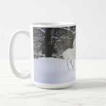 Chevaux jouant dans la tasse de neige