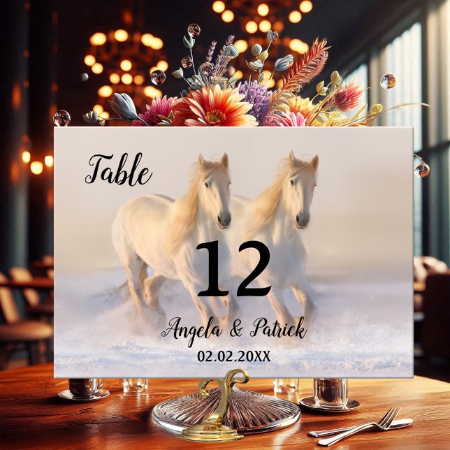 Chevaux Mariage d'hiver Numéro de table Carte (Winter wedding table number card featuring two horses running freely in the snow)