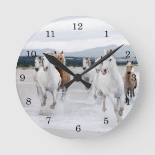 Chevaux sauvages fonctionnant sur une horloge de