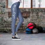 Chic Fake Blue Jeans Leggings Script<br><div class="desc">Belle fausse jeans bleu / leggings denim avec script blanc. Design rétro vintage. Veuillez noter que ce n'est PAS un vrai denim. Denim dans ce design est une oeuvre d'art seulement. Parfait si vous voulez l'aspect du jean mais que vous aimez tout de même vous sentir à l'aise !</div>