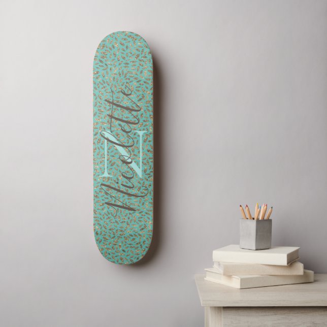 Chic Glittery Feathers Monogramme Skateboard (Art mural)