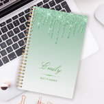 Chic Lecteurs de Parties scintillant de luxe perso<br><div class="desc">Ce planificateur chic est doté d'une frise brillante verte fausse parties scintillant et d'un arrière - plan vert sombre. Personnalisez-le avec son nom en écriture élégante sur un séparateur de diamant vert. Les mots "2025 Planner" ou tout autre texte de votre choix apparaissent dans la police sans serif ci-dessous.</div>
