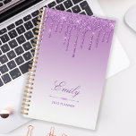 Chic Luxury Parties scintillant Drips Purple Perso<br><div class="desc">Ce planificateur chic est doté d'une bordure brillante en faux parties scintillant violet et d'un arrière - plan sombre violet. Personnalisez-le avec son nom en écriture élégante sur un séparateur en diamant violet. Les mots "2025 Planner" ou tout autre texte de votre choix apparaissent dans la police sans serif ci-dessous....</div>