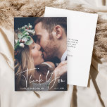 Chic Mariage Lettré Merci Carte photo<br><div class="desc">Carte de remerciements de script blanc moderne avec message texte personnalisé sur le dos. Parfait pour les mariages,  anniversaires,  diplômes et autres événements.</div>