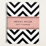 Chic moderne rose, noir et blanc Motif Chevron<br><div class="desc">Organisez votre temps avec style avec un planificateur moderne chic. Tout le texte de ce modèle est simple à personnaliser ou à supprimer. Le design rose, noir et blanc présente un motif zig-zag en chevron mignon, une jolie bande rose en feuille d'or et votre nom, titre ou autre texte customisé...</div>