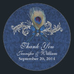 Chic Peacock Feather Wedding Favor Sticker<br><div class="desc">Élégant stickers de faveur de mariage,  fait dans un bleu sur le motif damassé bleu,  avec un tonus argenté fleurit décoré d'une plume paon et arc bleu. Personnalisez le texte gris clair pour votre journée spéciale. Parfait pour vos faveurs de mariage. Produits correspondants disponibles.</div>