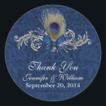 Chic Peacock Feather Wedding Favor Sticker<br><div class="desc">Élégant stickers de faveur de mariage,  fait dans un bleu sur le motif damassé bleu,  avec un tonus argenté fleurit décoré d'une plume paon et arc bleu. Personnalisez le texte gris clair pour votre journée spéciale. Parfait pour vos faveurs de mariage. Produits correspondants disponibles.</div>