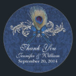 Chic Peacock Feather Wedding Favor Sticker<br><div class="desc">Élégant stickers de faveur de mariage,  fait dans un bleu sur le motif damassé bleu,  avec un tonus argenté fleurit décoré d'une plume paon et arc bleu. Personnalisez le texte gris clair pour votre journée spéciale. Parfait pour vos faveurs de mariage. Produits correspondants disponibles.</div>